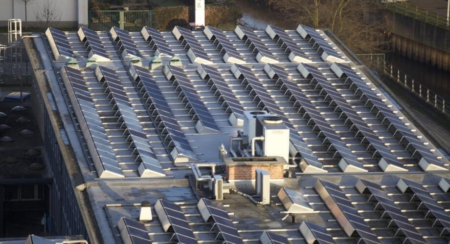 fotovoltines saulės baterijos ant pastato stogo