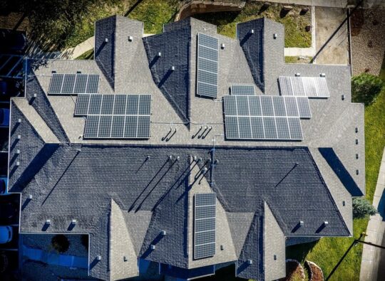 Saulės elektros moduliai ant privataus namo stogo