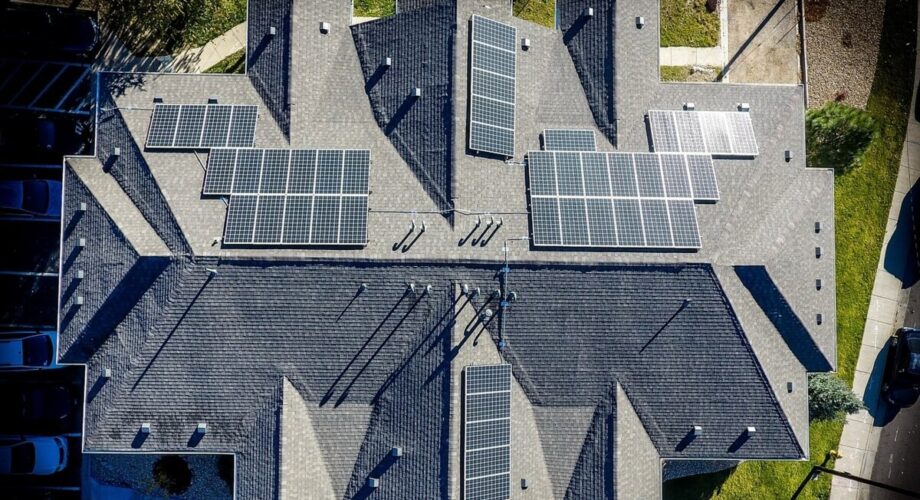 Saulės elektros moduliai ant privataus namo stogo