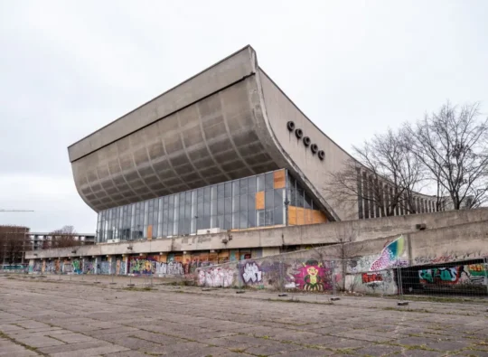 Vilniaus sporto rūmai apipaišyti grafičiais
